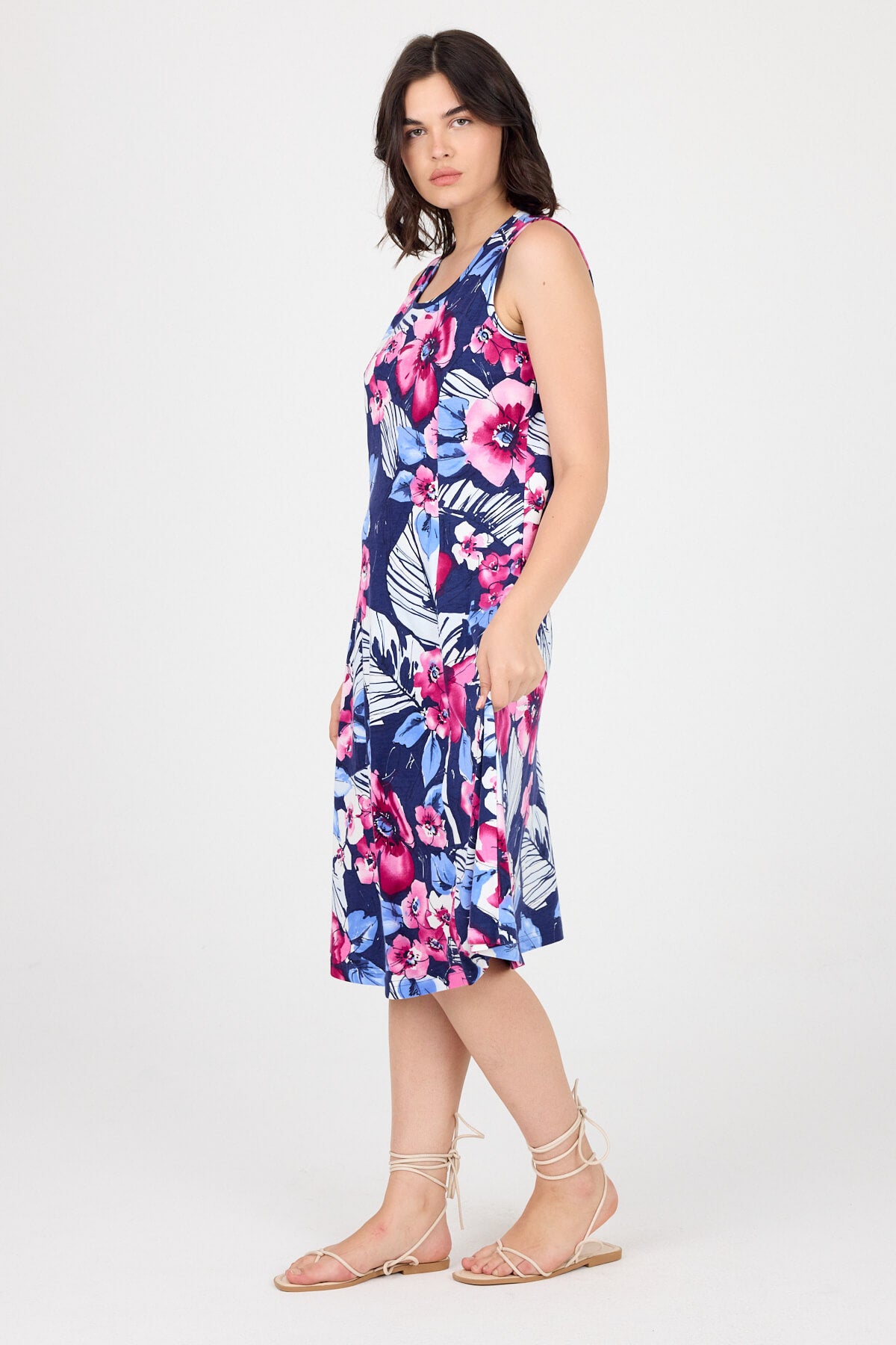 Ärmelloses Damenkleid aus Strick Secondary image