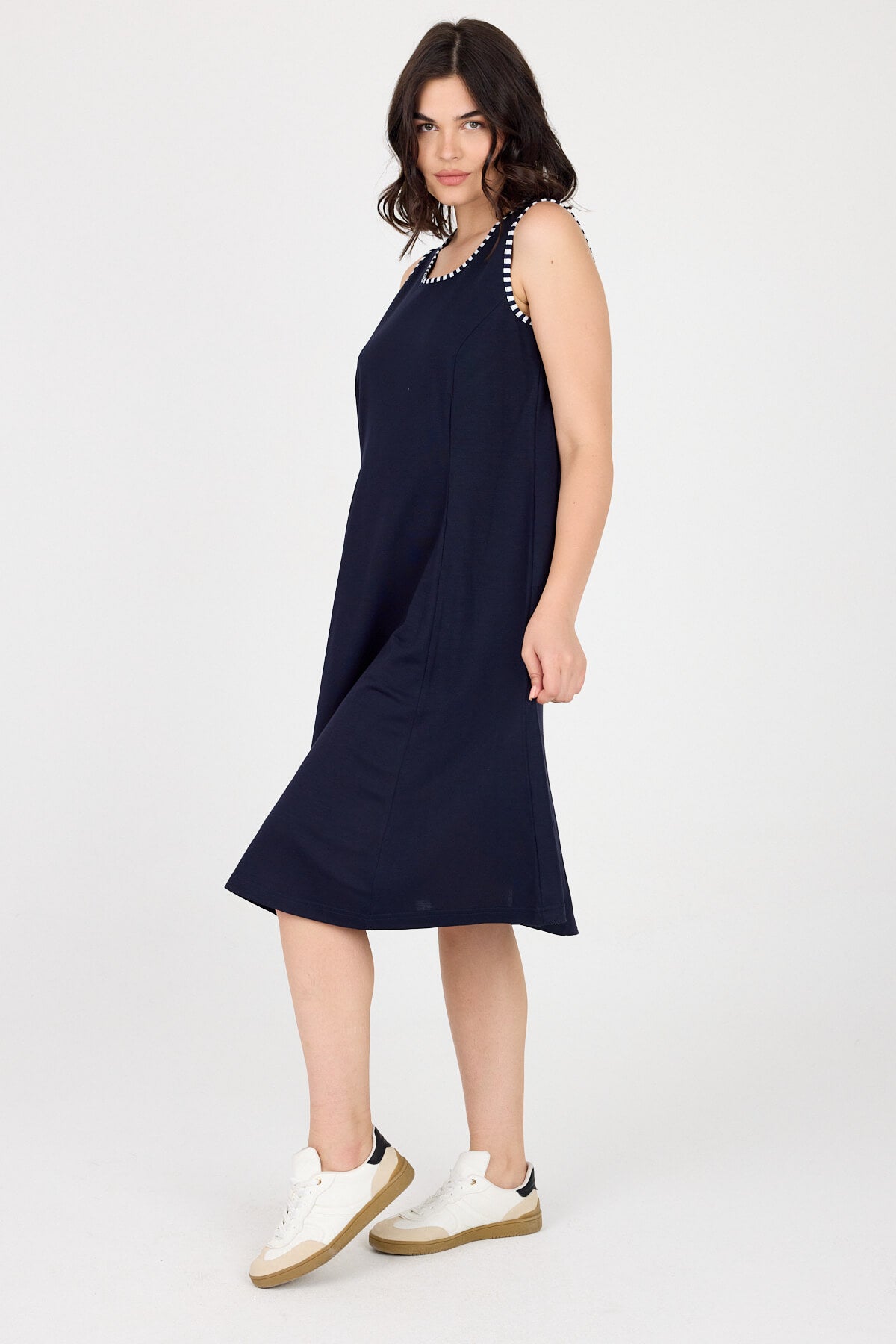 Damenkleid aus Viskosemix – ärmellos Secondary image